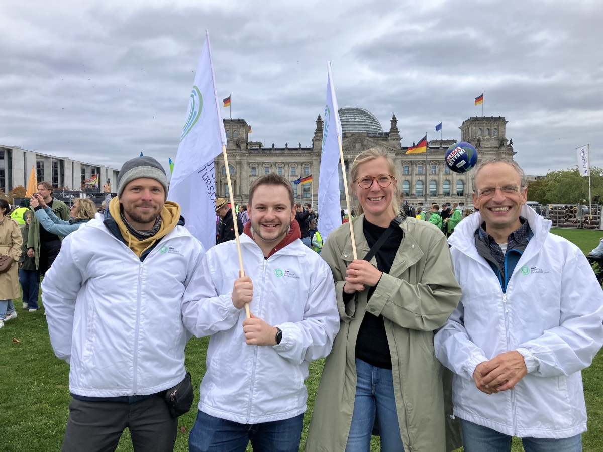 Vertreterinnen und Vertreter des Deutschen Naturschutzrings auf der Demonstration "Ausbauen statt Ausbremsen" am 9. Oktober in Berlin